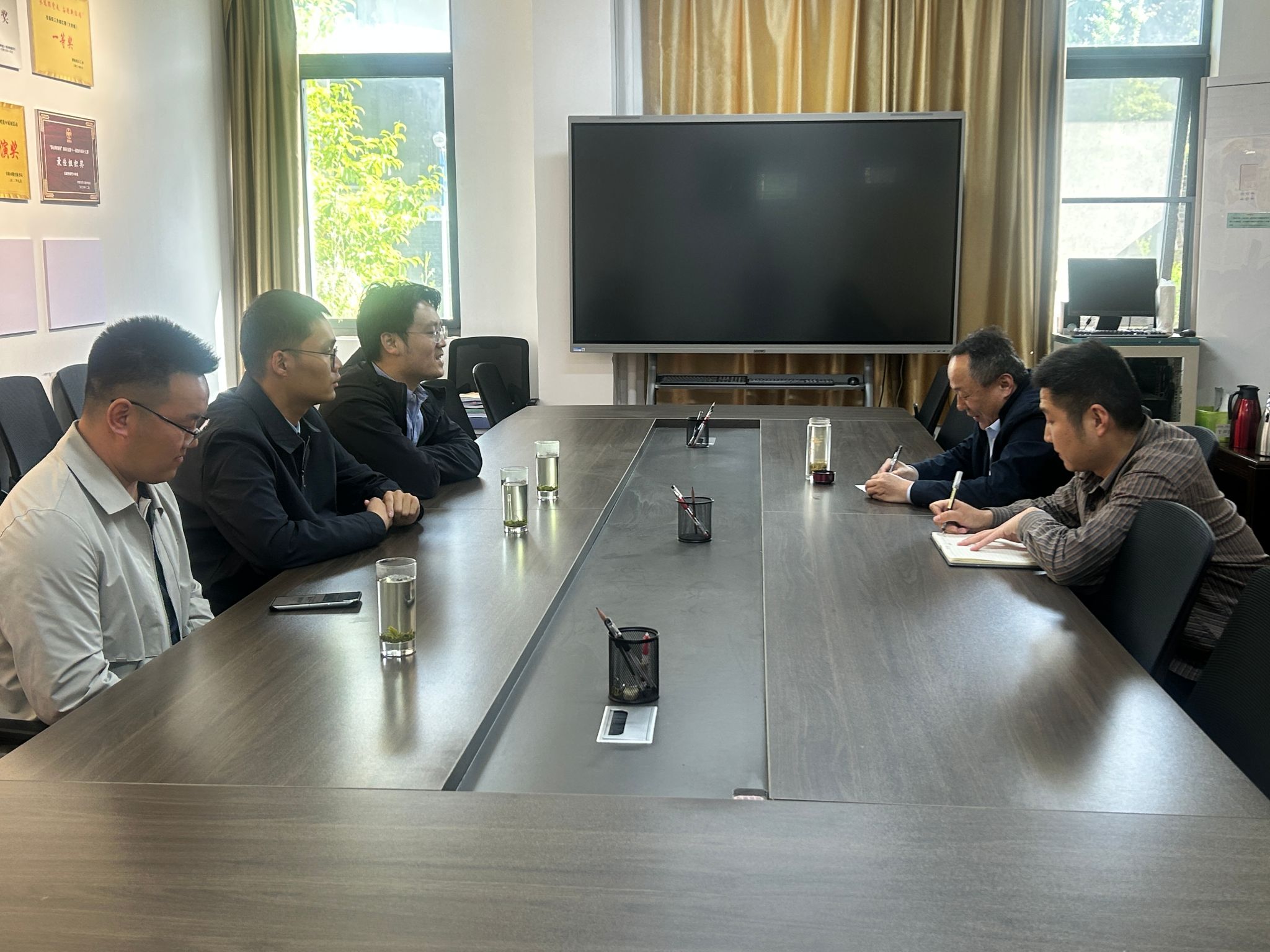 宁陕县海棠园村驻村第一书记杨瀚一行来世界杯官网交流对接